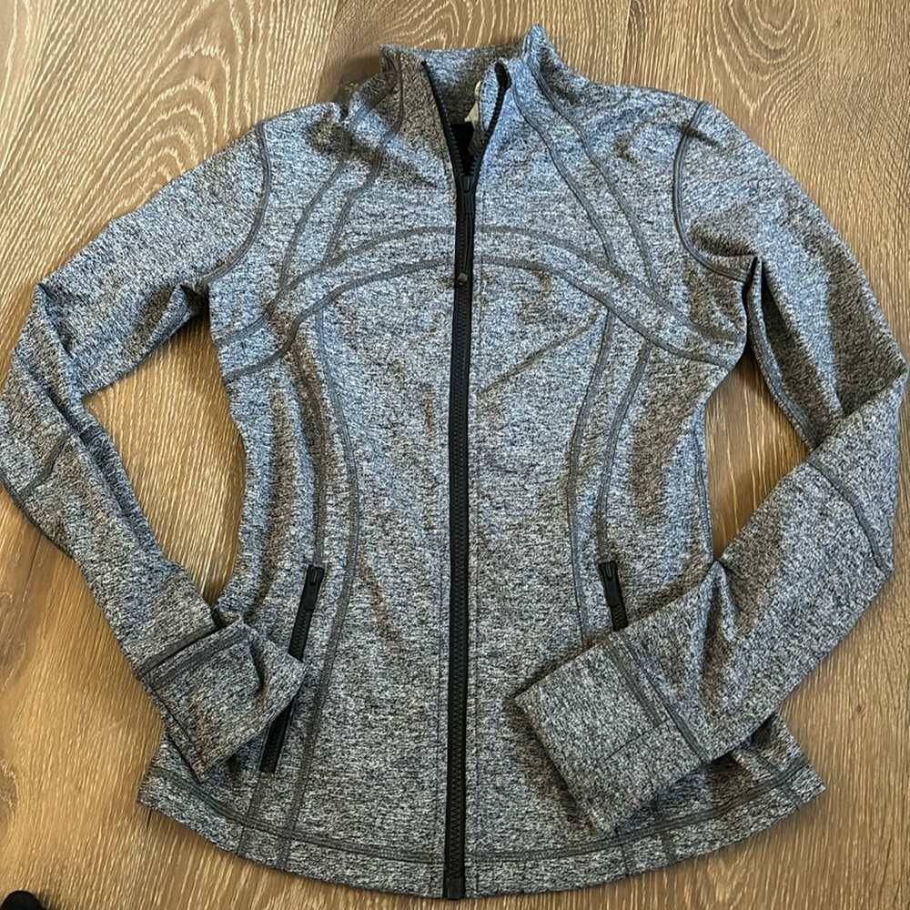 Size 6, doesn’t fit me, no tag, great condition no stains